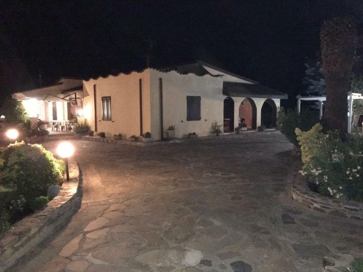 Casa Vacanze La Guzzetta Ranch Villa Canaglia ภายนอก รูปภาพ